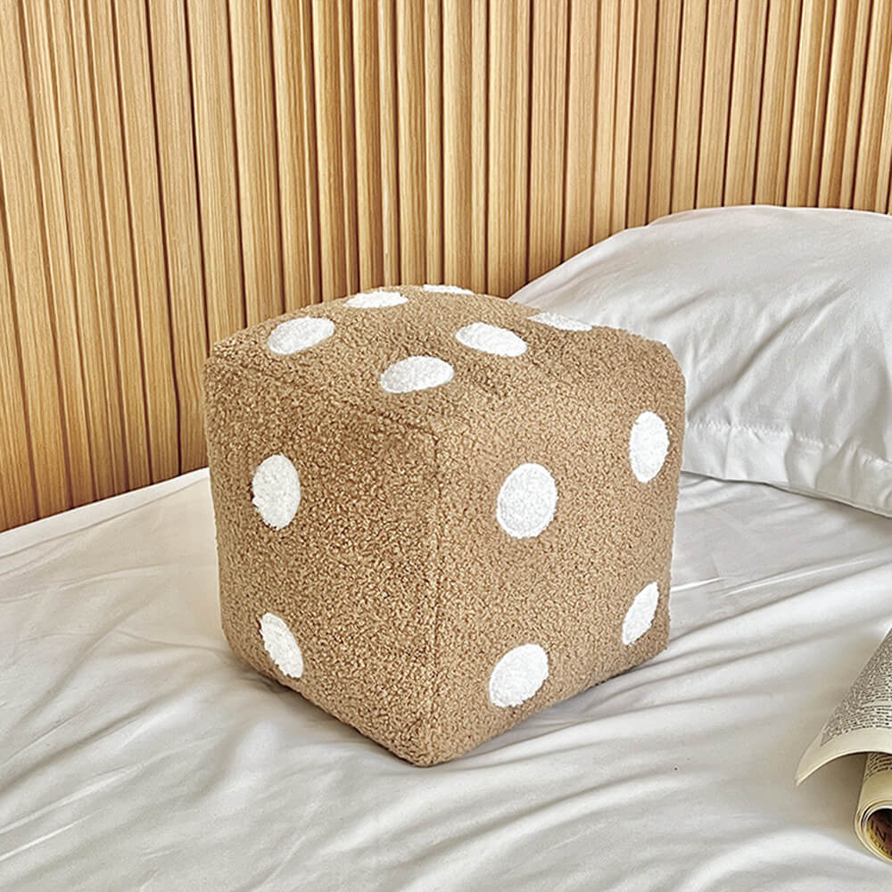 Coussin décoratif en fausse laine d'agneau forme de dés