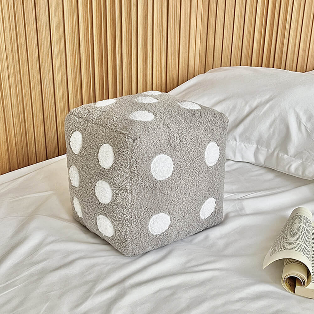 Coussin décoratif en fausse laine d'agneau forme de dés