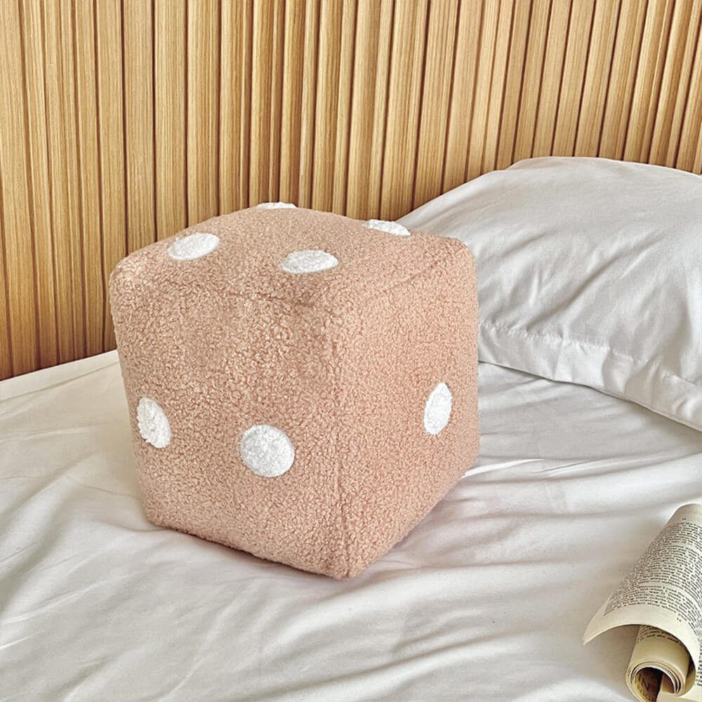 Coussin décoratif en fausse laine d'agneau forme de dés
