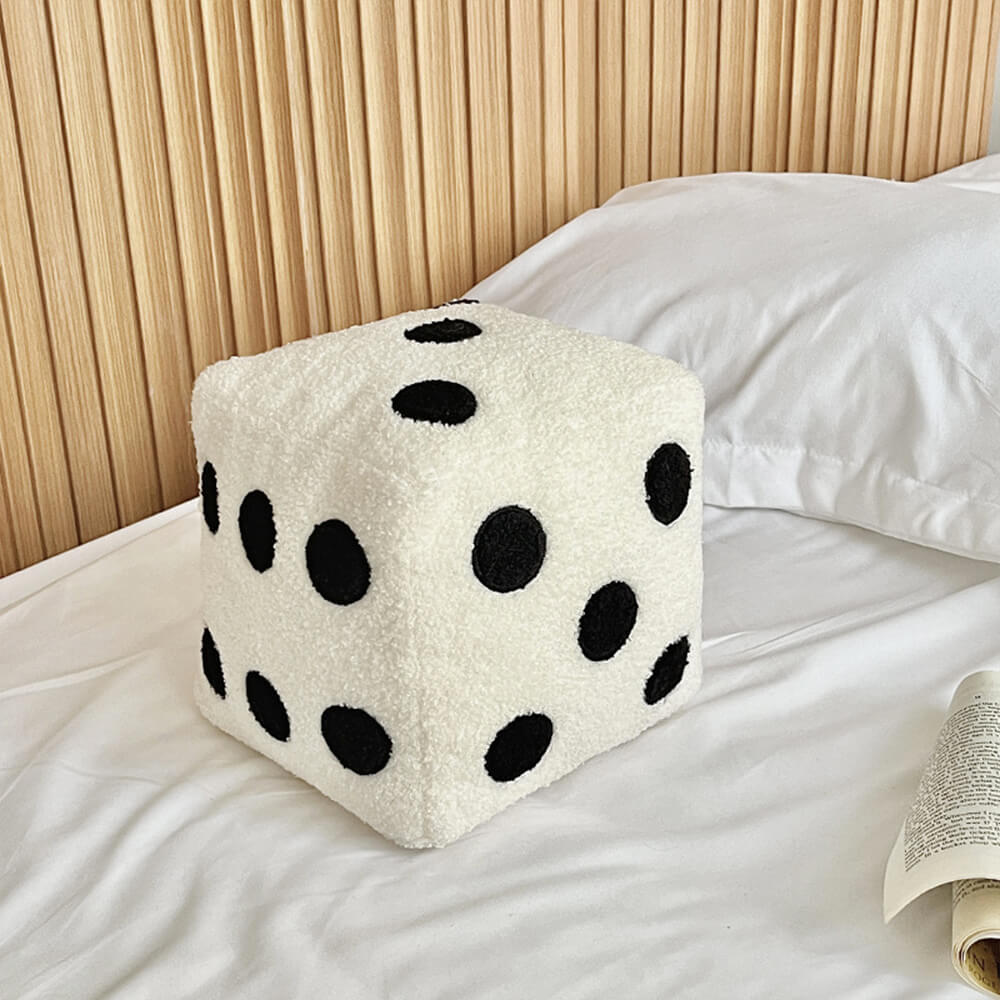 Coussin décoratif en fausse laine d'agneau forme de dés