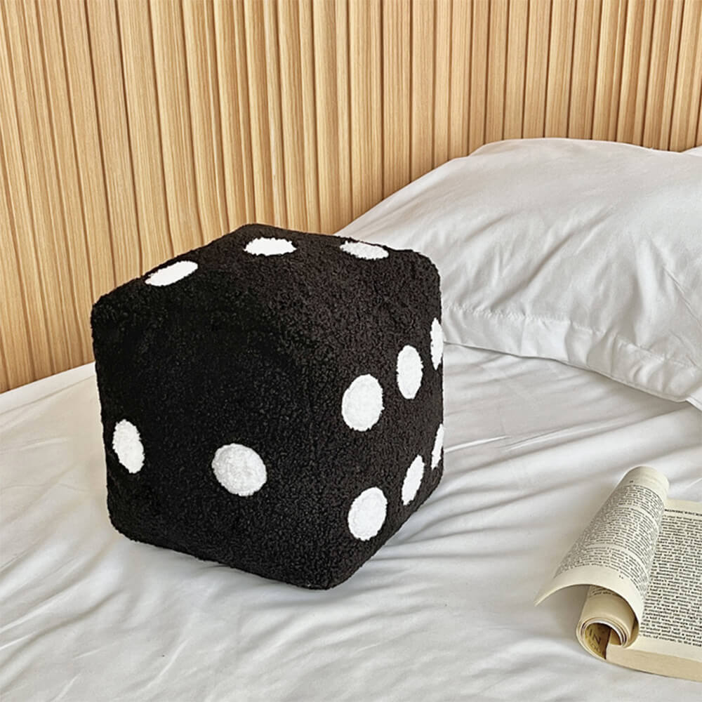 Coussin décoratif en fausse laine d'agneau forme de dés