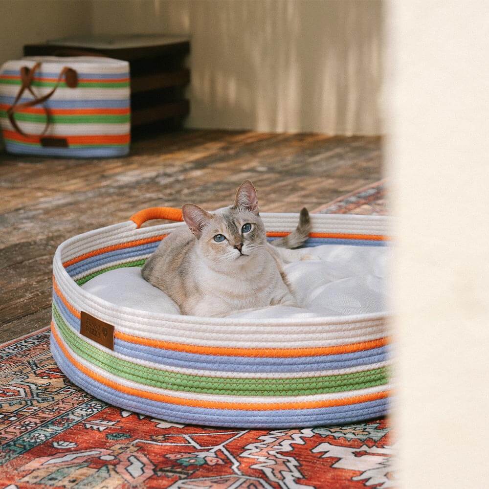 Lit pour chat apaisant à rayures fait main - Nid intemporel