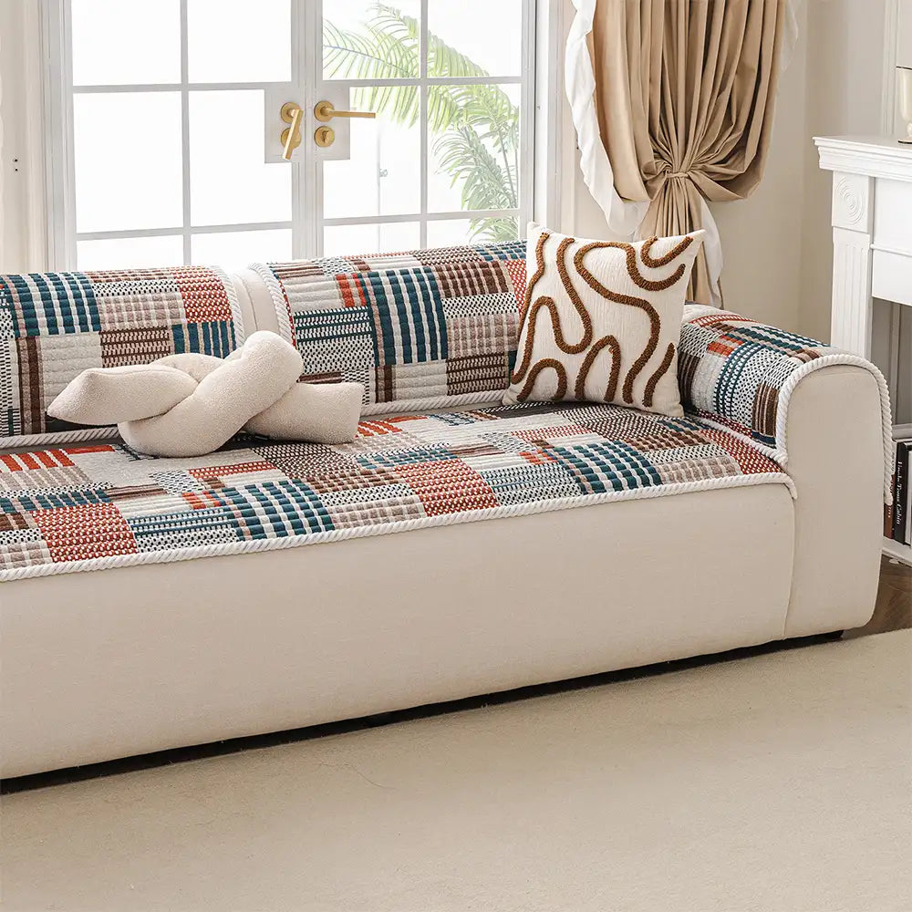 Housse canapé confortable avec lignes artistiques et matelassage, protection antidérapante.