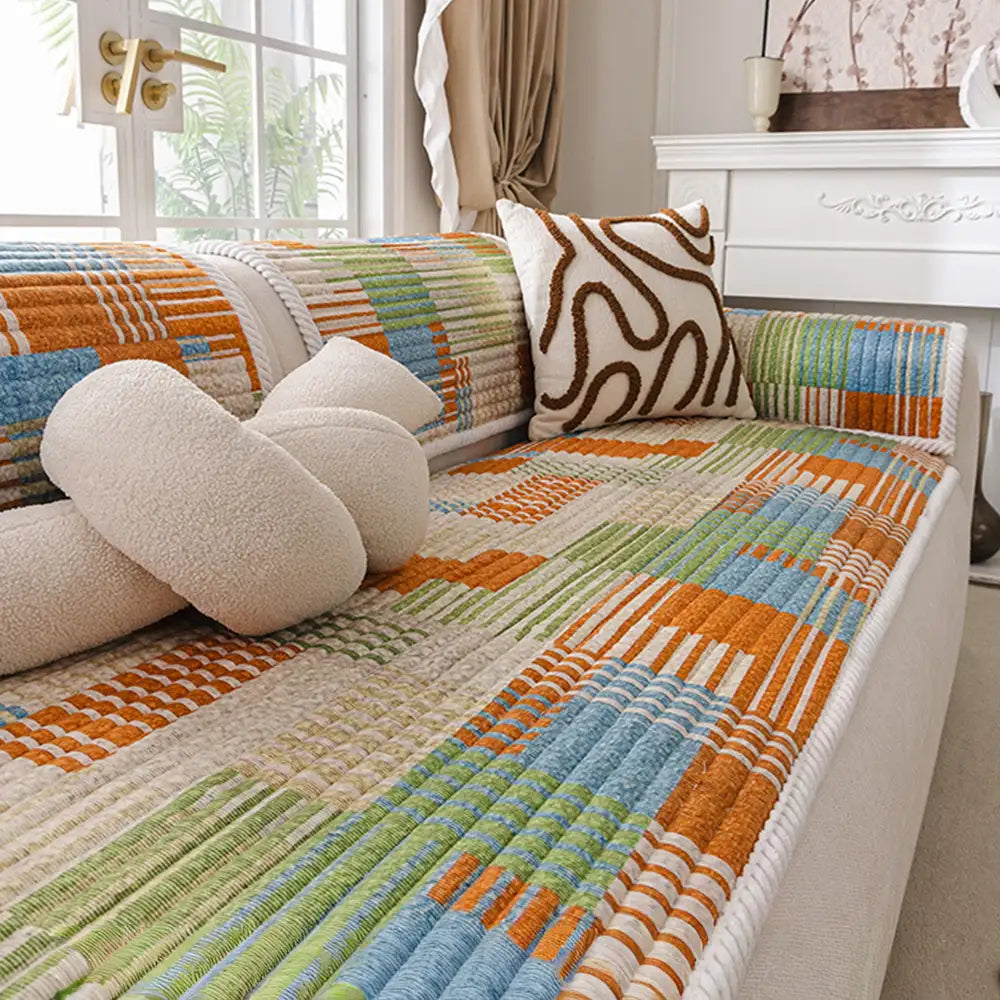 Housse canapé confortable avec lignes artistiques et matelassage, protection antidérapante.