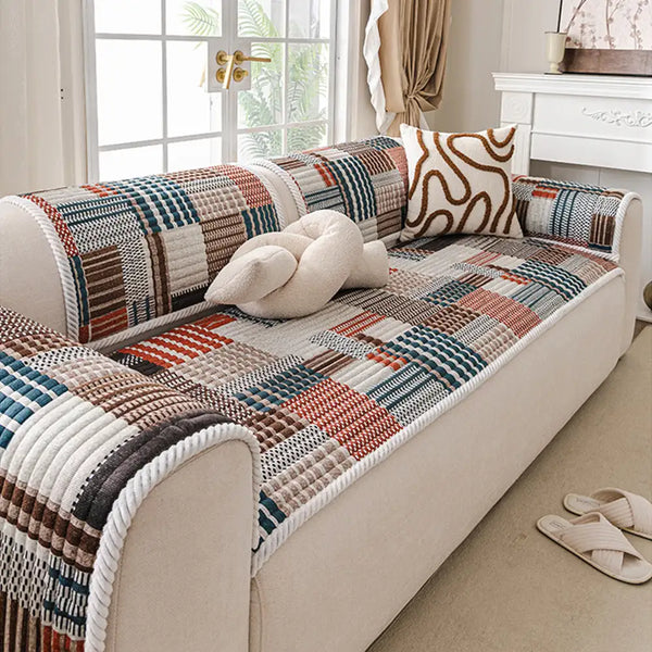 Housse canapé confortable avec lignes artistiques et matelassage, protection antidérapante.