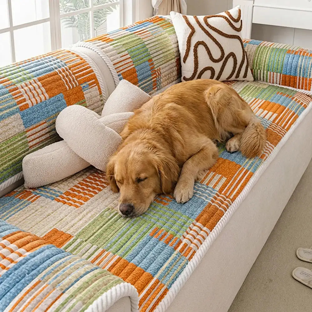 Housse canapé confortable avec lignes artistiques et matelassage, protection antidérapante.