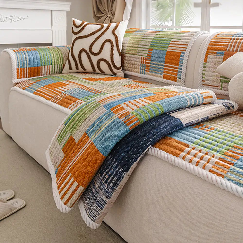 Housse canapé confortable avec lignes artistiques et matelassage, protection antidérapante.