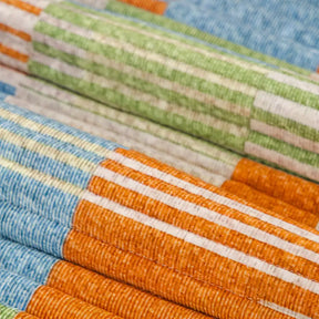 Housse canapé confortable avec lignes artistiques et matelassage, protection antidérapante.