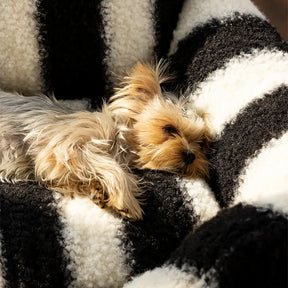 Lit pour chien et chat en fausse laine d’agneau rayures noires et blanches - Clés de piano hiver