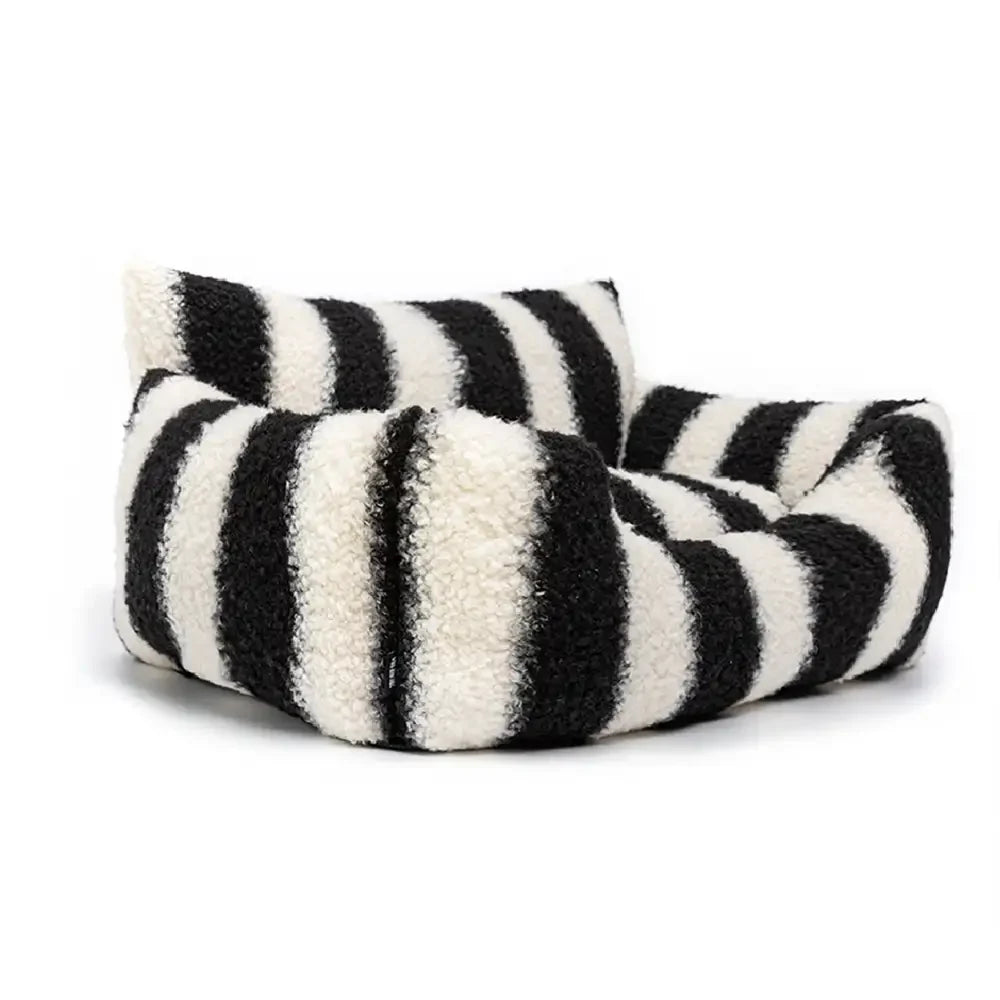 Lit pour chien et chat en fausse laine d’agneau rayures noires et blanches - Clés de piano hiver