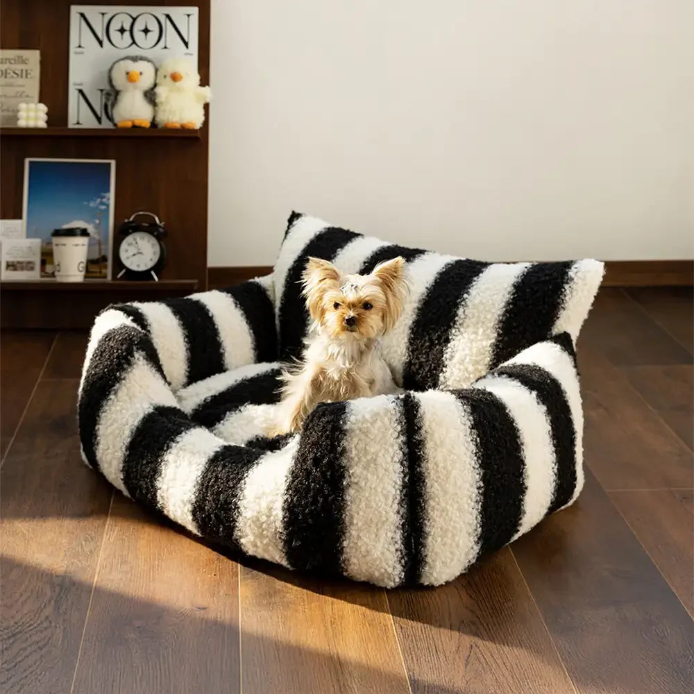 Lit pour chien et chat en fausse laine d’agneau rayures noires et blanches - Clés de piano hiver
