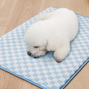 Tapis de couchage rafraîchissant pour chien en soie glacée à damier