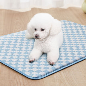 Tapis de couchage rafraîchissant pour chien en soie glacée à damier