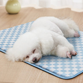 Tapis de couchage rafraîchissant pour chien en soie glacée à damier