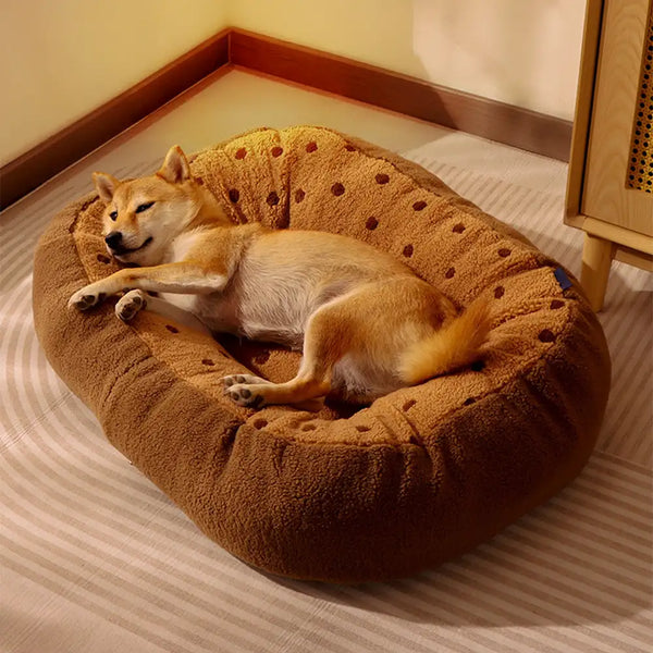Lit pour chien en peluche Cookie, chaleureux et douillet, idéal pour un sommeil profond en hiver.