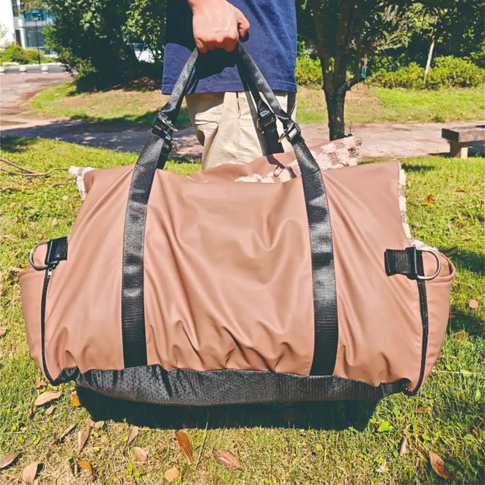 Siège pour animal de compagnie et transporteur 2-en-1 en simili cuir à motif damier avec console de sécurité au centre.