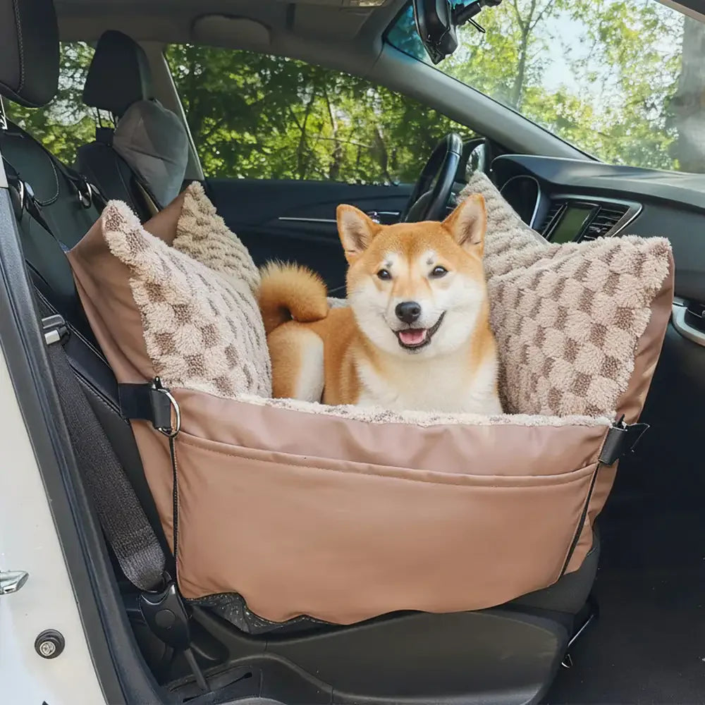 Siège pour animal de compagnie et transporteur 2-en-1 en simili cuir à motif damier avec console de sécurité au centre.