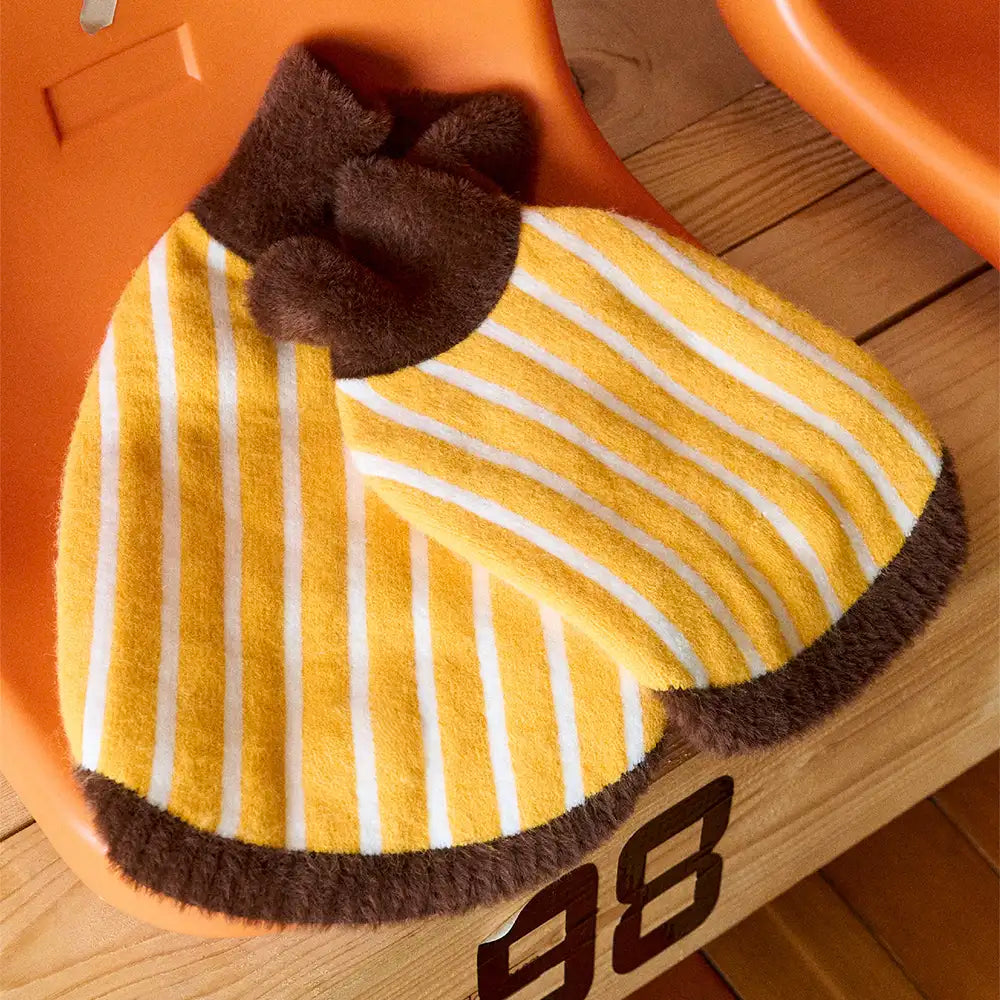 Pull pour chien en polyester à col polo rayé avec blocs de couleur de teckel.