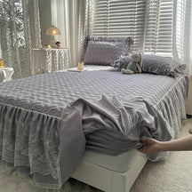 Housse de matelas ajustée matelassée à fleurs fraîches avec dentelle et jupe protectrice