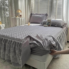 Housse de matelas ajustée matelassée à fleurs fraîches avec dentelle et jupe protectrice