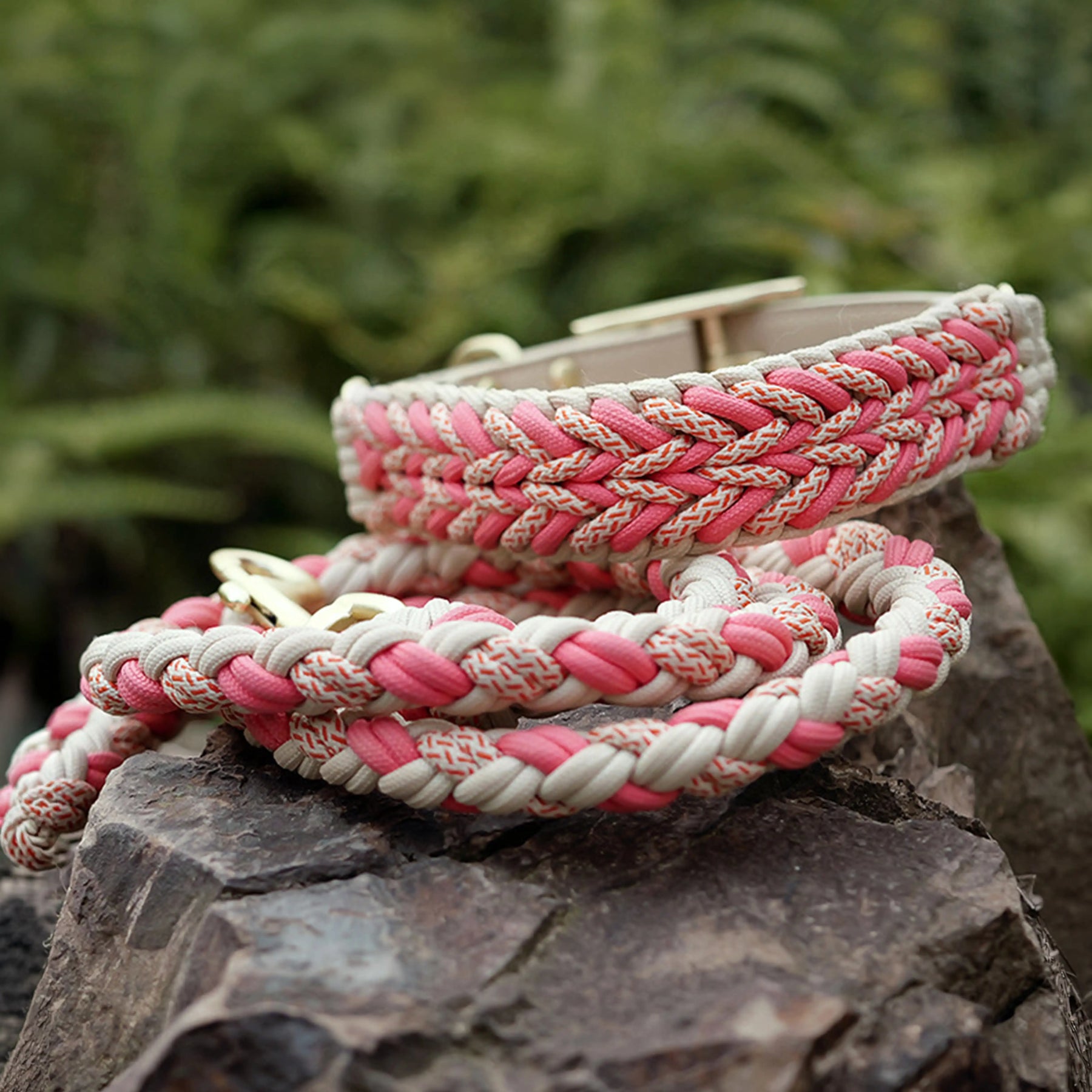 La laisse pour chien en nylon tissée à la main et de qualité supérieure pour chiens de taille moyenne et grande.