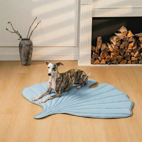 Tapis pour chien et chat en tissu rafraîchissant en forme de feuille, absorbant la chaleur, confortable et antidérapant.