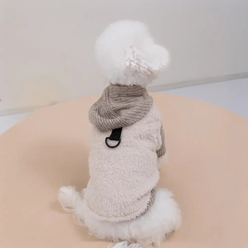 Ensemble pour chien en deux pièces : manteau en peluche et pull à col roulé assorti.