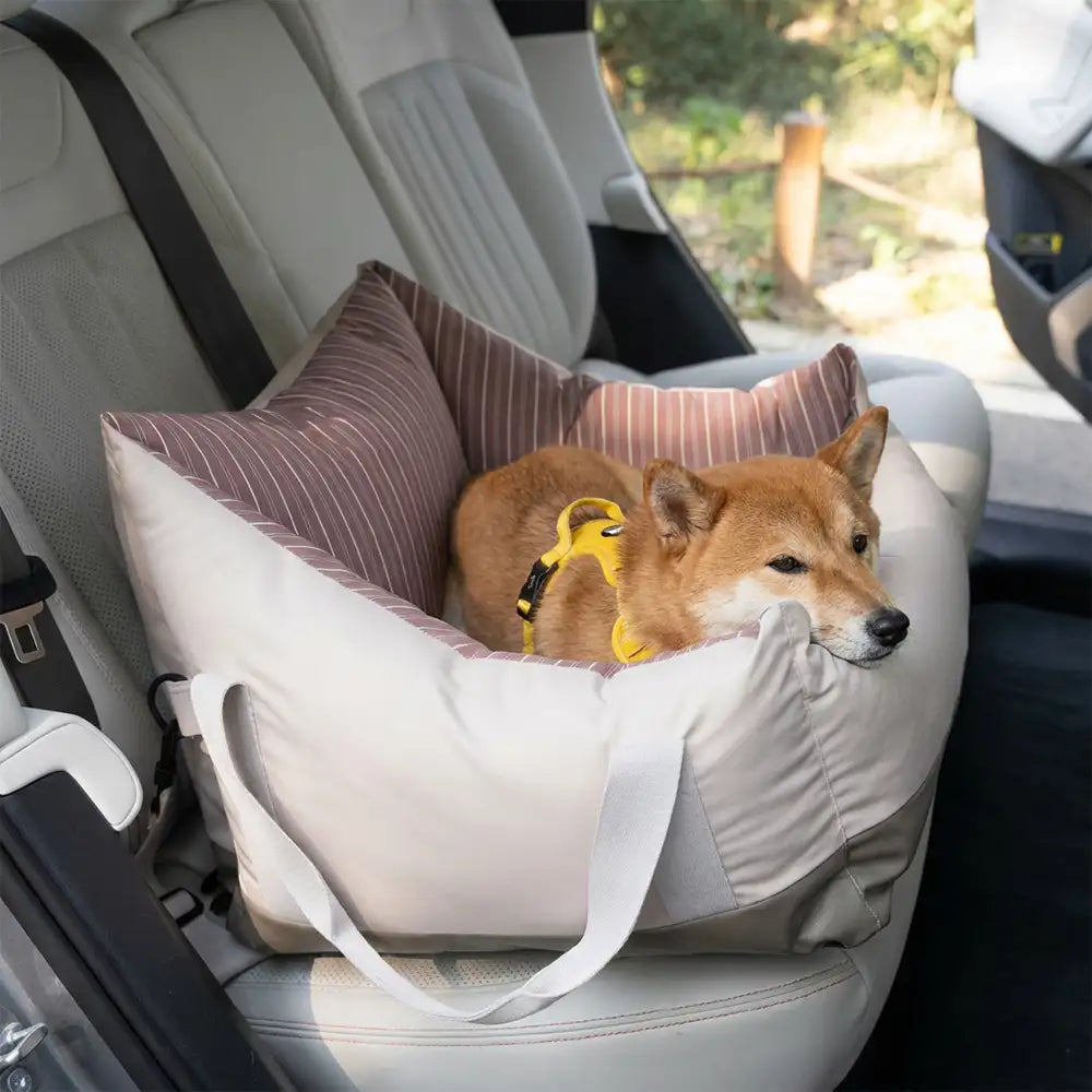 Lit de voiture pour chien semi-fermé, résistant à l'eau et sécurisé pour les voyages.