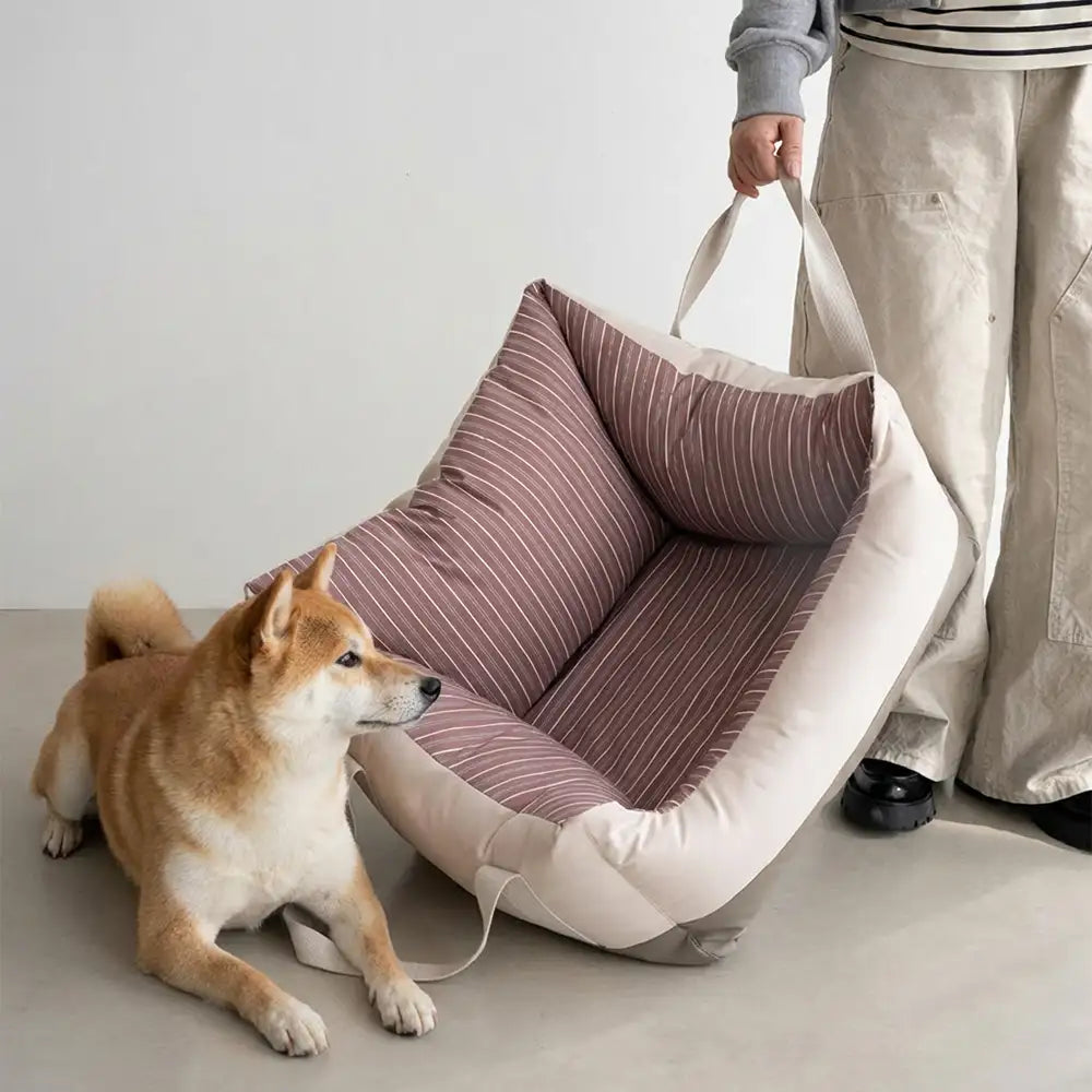 Lit de voiture pour chien semi-fermé, résistant à l'eau et sécurisé pour les voyages.