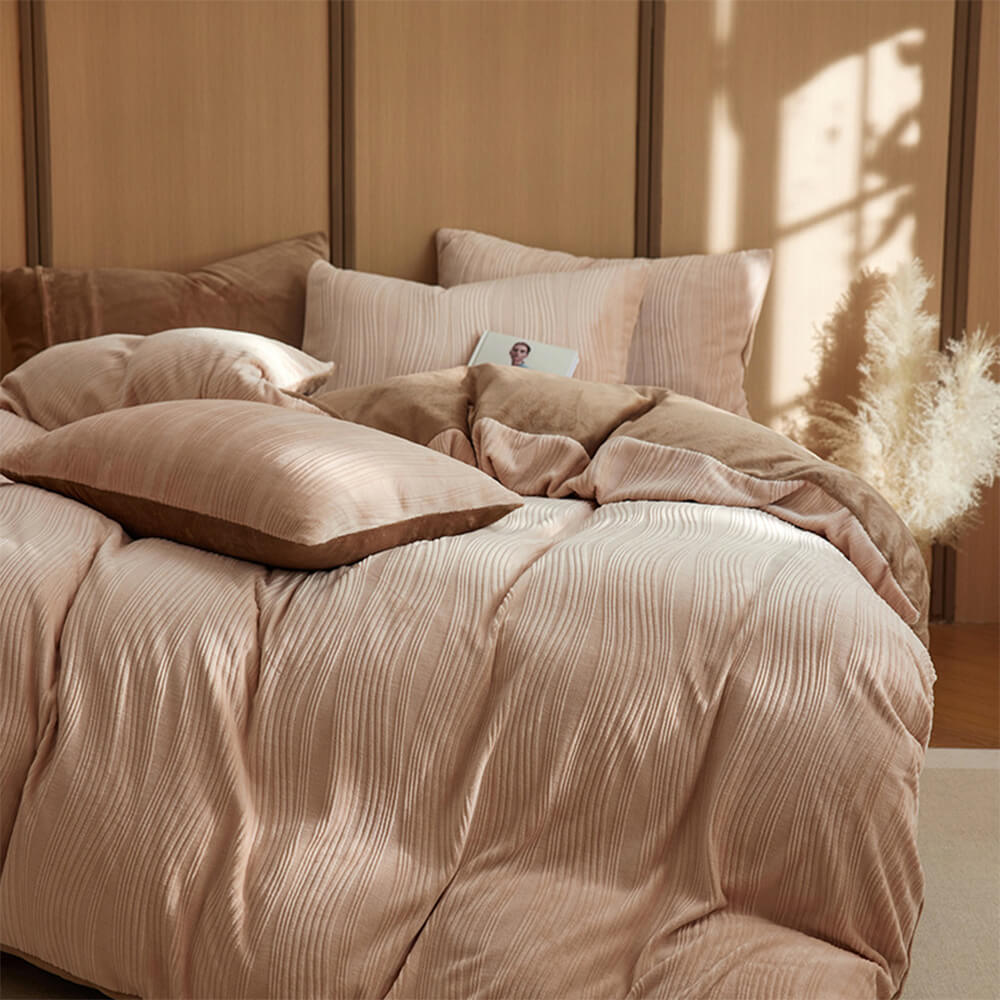 Parure de lit minimaliste en velours lait chaud à lignes ondulées