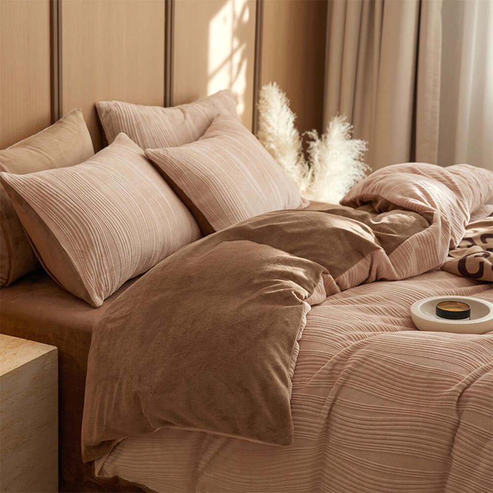 Parure de lit minimaliste en velours lait chaud à lignes ondulées