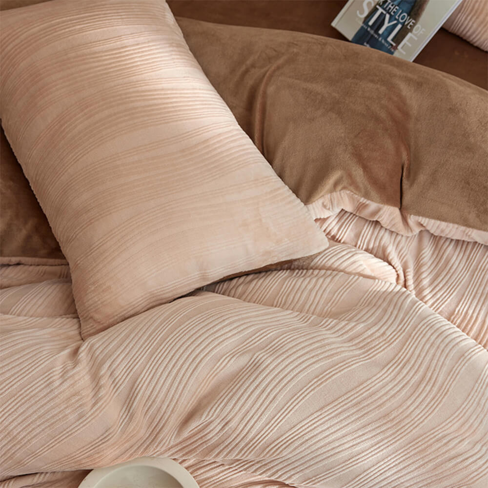 Parure de lit minimaliste en velours lait chaud à lignes ondulées