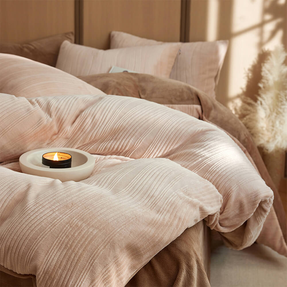 Parure de lit minimaliste en velours lait chaud à lignes ondulées