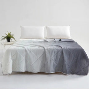 Couverture en soie glacée à effet froid double face avec un motif dégradé, douce pour la peau.