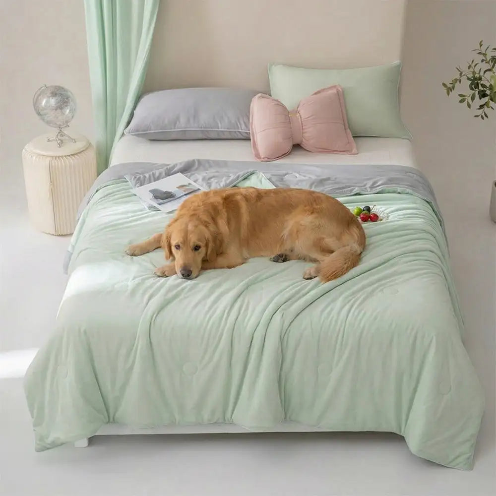 Couverture légère en soie glacée à effet froid, double face et unie.