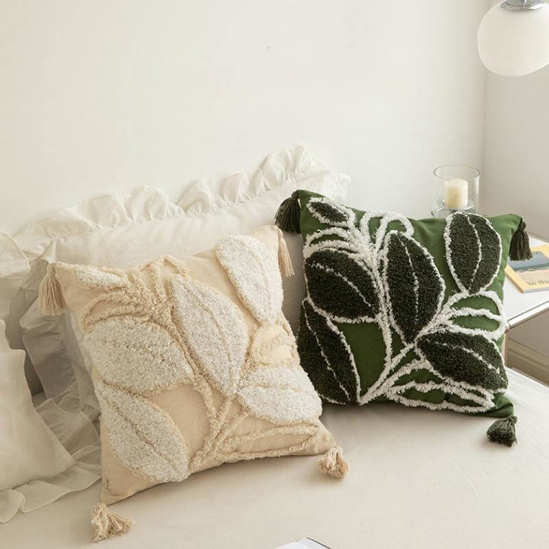 Coussin de canapé en peluche avec feuille et pompon