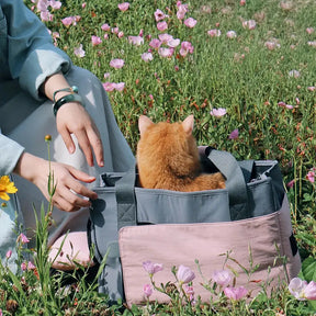 Sac de transport pour chat respirant à parois souples avec coussin amovible.