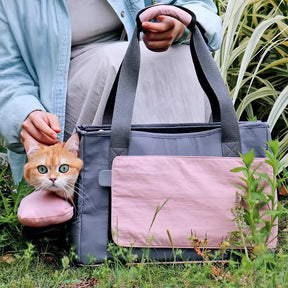 Sac de transport pour chat respirant à parois souples avec coussin amovible.