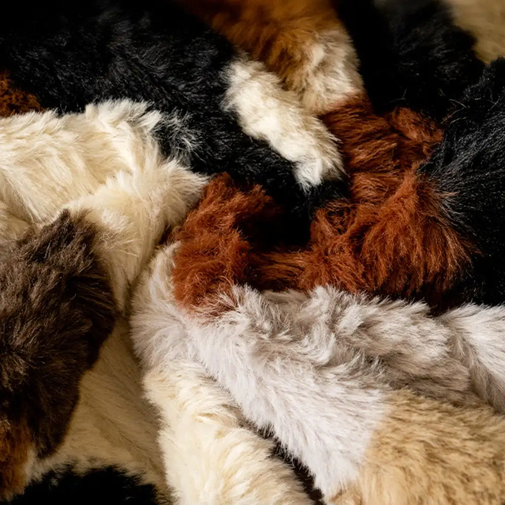 Housse de canapé en fausse fourrure de lapin, douce, antidérapante, de forme irrégulière et colorée.