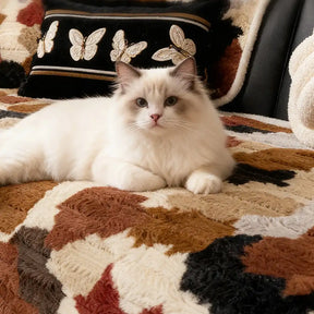 Housse de canapé en fausse fourrure de lapin, douce, antidérapante, de forme irrégulière et colorée.