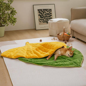 Tapis lavable en peluche en forme de feuille pour chien - The Leaf Collector