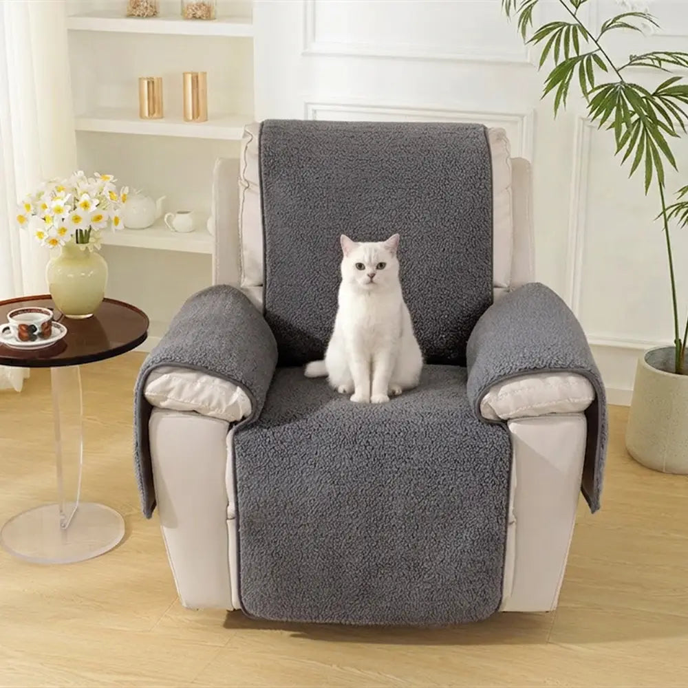 Housse de fauteuil inclinable en fausse fourrure sherpa épaisse et douce avec des sangles élastiques.