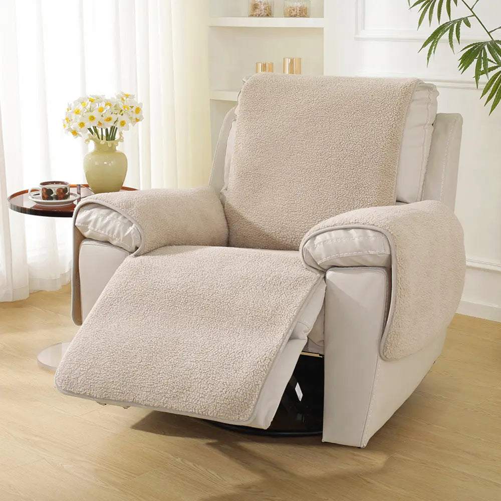 Housse de fauteuil inclinable en fausse fourrure sherpa épaisse et douce avec des sangles élastiques.