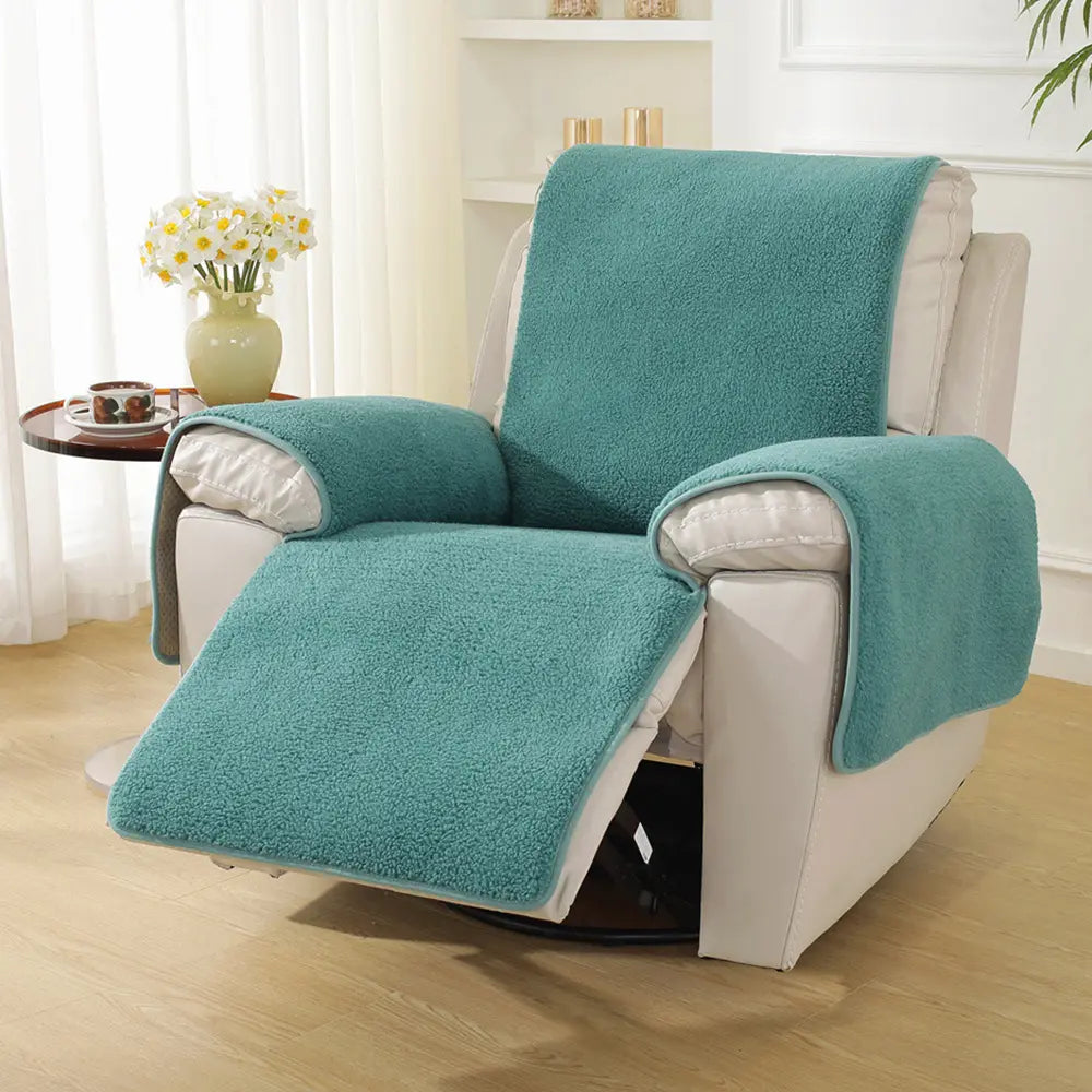 Housse de fauteuil inclinable en fausse fourrure sherpa épaisse et douce avec des sangles élastiques.