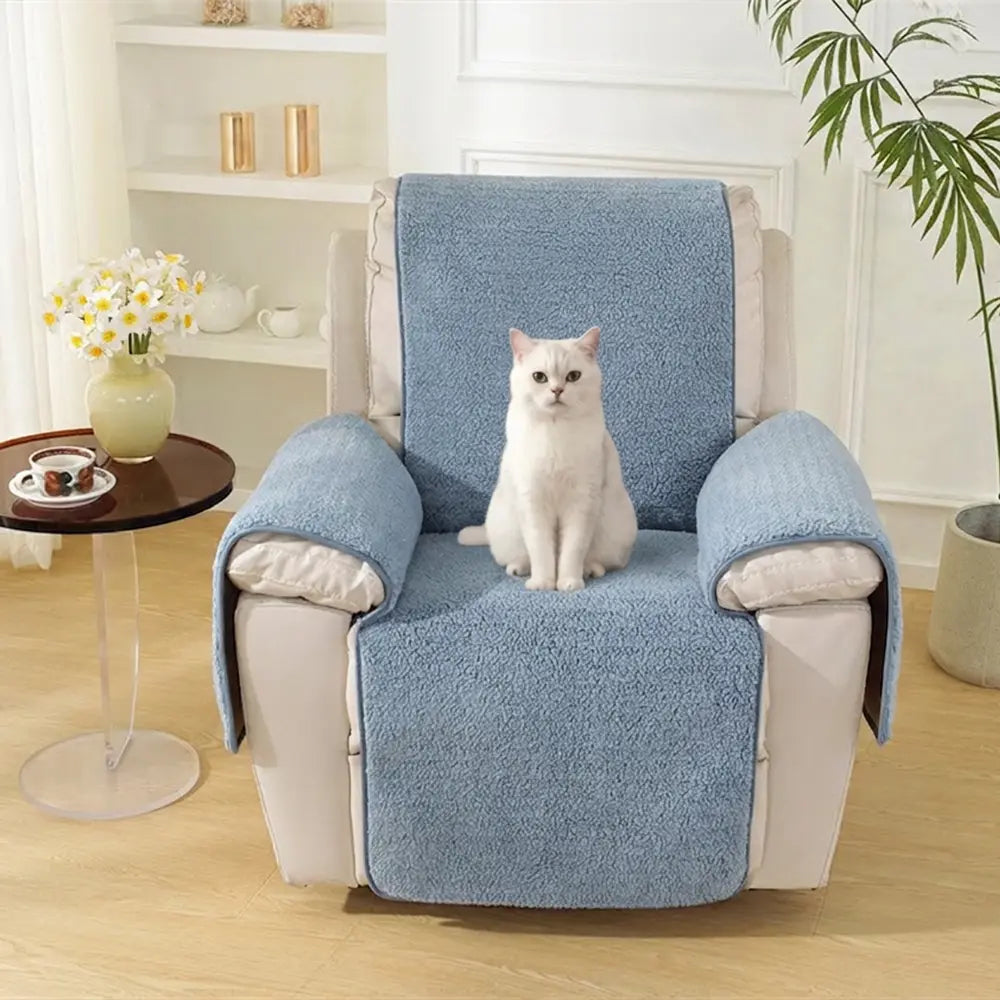 Housse de fauteuil inclinable en fausse fourrure sherpa épaisse et douce avec des sangles élastiques.