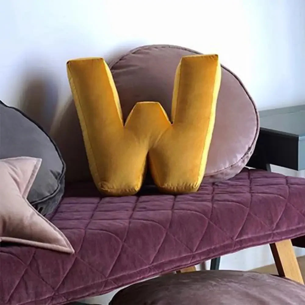 Coussin en velours en forme de lettre câlin