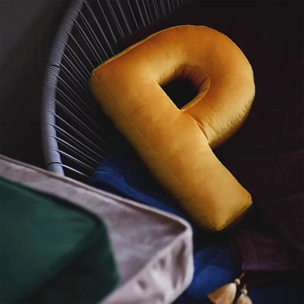 Coussin en velours en forme de lettre câlin