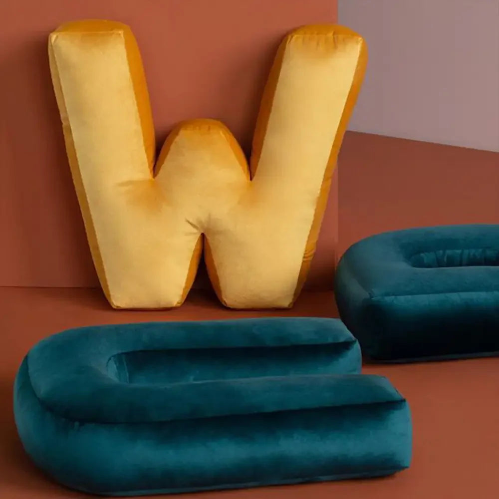 Coussin en velours en forme de lettre câlin